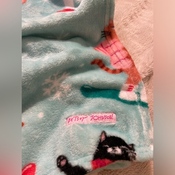 NWT Betsey Johnson Snowboard and Skiing Cats Plush Winter Blanket - Picture 4 of 5